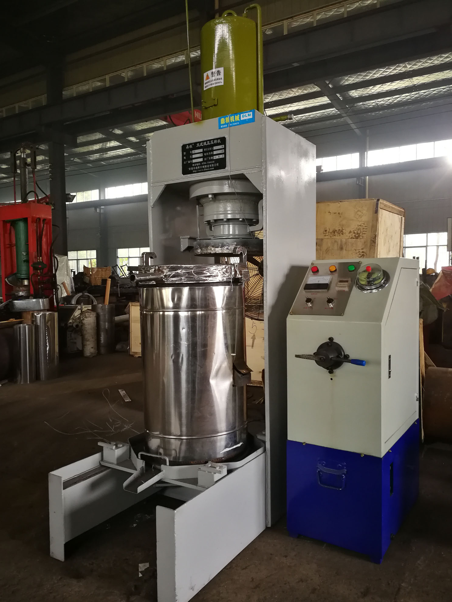 不銹鋼超高壓立式液壓壓榨機(jī)，果汁壓榨機(jī)，果渣壓榨機(jī)，藥材壓榨，油渣處理，白土壓榨